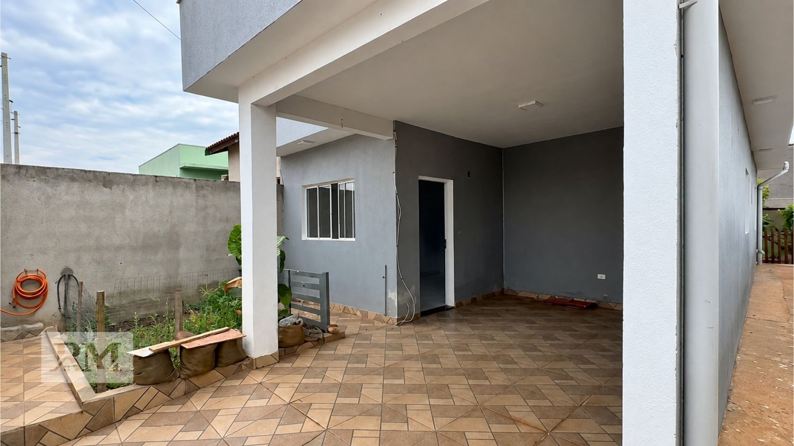 Casa com 2 quartos e garagem coberta à venda